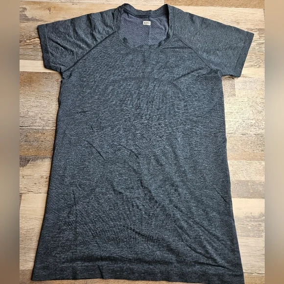 Lululrmon Navy Blue Swiftly Tech Tshirt Women's Size 8 - Picture 1 of 10